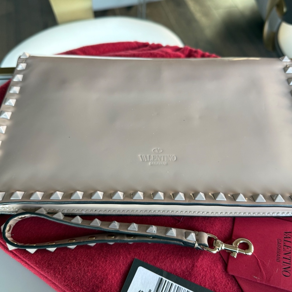 Valentino Garavani nude patent leather clutch/wristlet - Picture 4 of 6